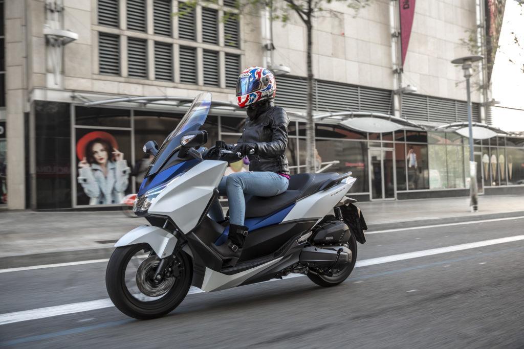 honda forza 125cc, scooter ciudad, movilidad urbana, cómo moverme por ciudad, moto para ciudad, mujeres moteras