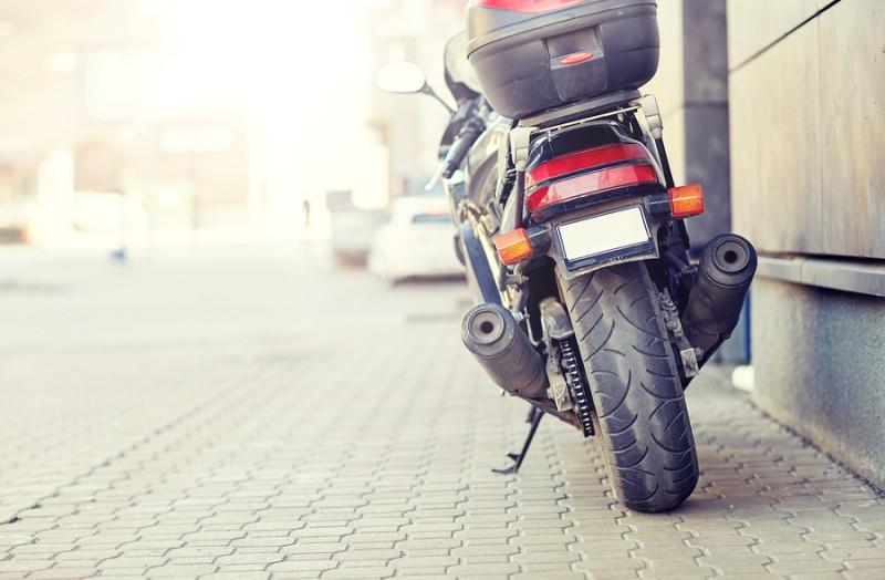¿Dónde se puede estacionar una moto?