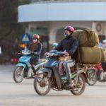 Cómo viajar con cargas sobresalientes en moto