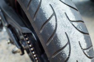 Cómo cambiar la rueda trasera de una moto