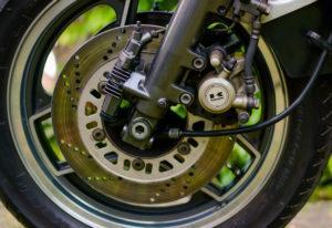¿Porqué utilizar latiguillos metálicos? | Mejora los frenos de tu moto