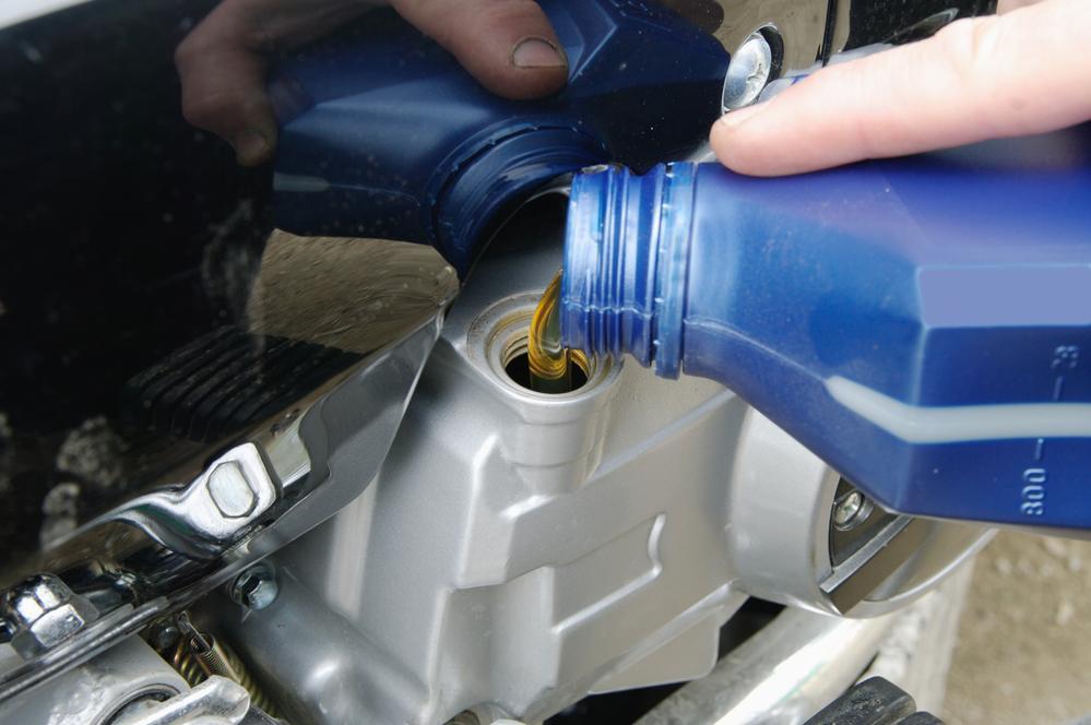 ¿Qué tipos de aceite para moto existen y cómo escogerlos?
