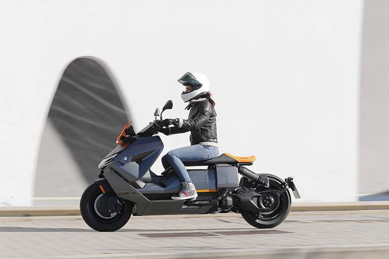 BMW CE04 moto electrica autonomía 130 km, mujeres moteras 
