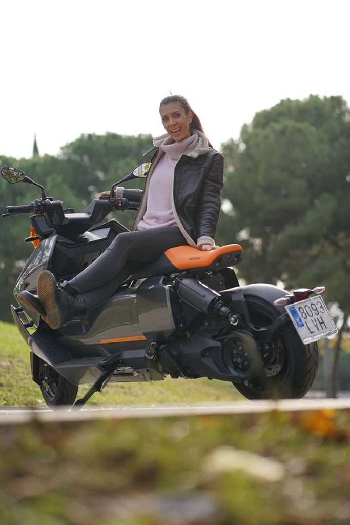 BMW CE 04 scooter electrico premium berta mujeres moteras